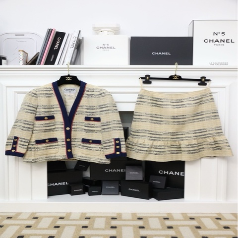 Chanel红蓝滚边条纹毛呢四叶草扣半裙外套套装