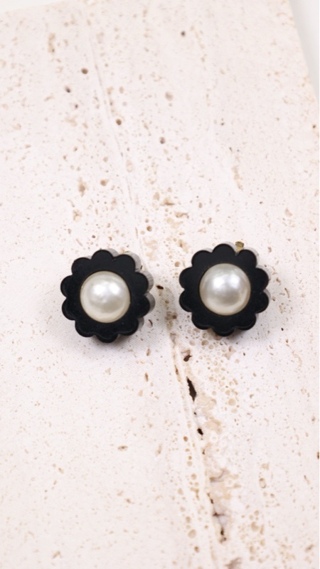 Chanel 95年黑白珍珠花朵滚边耳夹