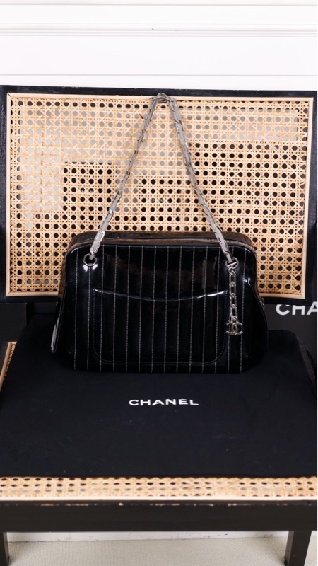 Chanel 10开黑银漆皮竖条纹相机包单肩包