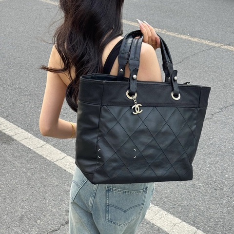 【酷帥女孩必入的Chanel黑銀大包💼】CHANEL菱格紋托特包黑色