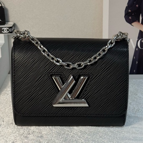 Lv 黑銀水波紋扭扭包 18年編碼 底長18.5。