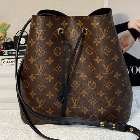 Lv路易威登黑水桶 芯片款 。