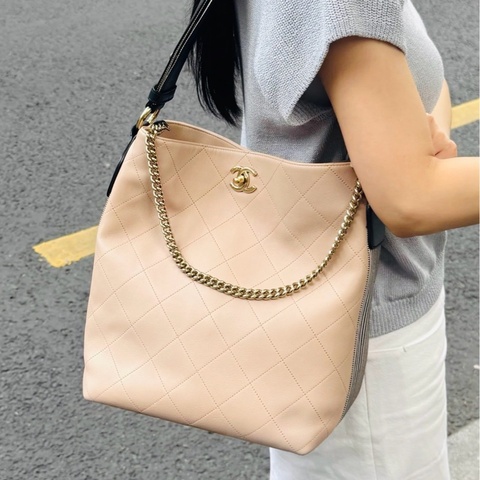 💎Chanel香奈兒｜淡奶茶牛皮Hobo 雙鏈嬉皮士水桶包｜中號｜98新27開 保卡✅