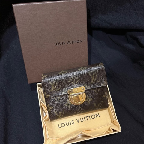 LV經典老花金扣短夾$3900(配件：盒、塵袋） 二手商品皆有放置與使用痕跡反映在價格 喜歡可私詢問 匯半款走賣貨便
