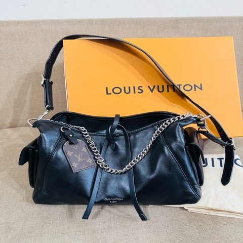 售二手 真品CarryAll Cargo Vibe PM 黑武士真的帥翻全黑配銀鍊，低調卻超有氣場