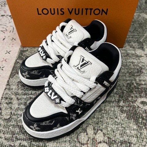 LOUIS VUITTON Trainer Maxi 小胖丁壓紋印花 耐磨 低幫 板鞋 男女同款 黑白色 38碼。
