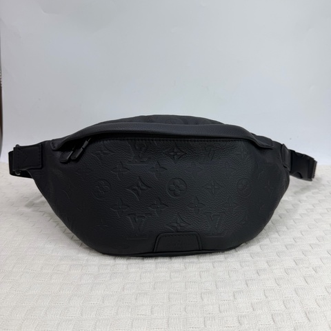 LV 黑壓紋黑釦胸口包