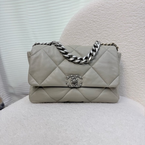 Chanel鼠尾草灰羊皮銀釦19中號鏈包