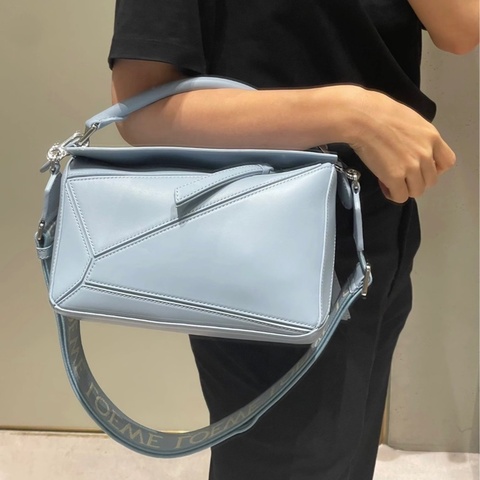 99❤️LOEWE羅意威 Puzzle 霧霾藍可拆卸可調節肩帶拉鍊開合幾何線條 緞面牛皮革 手提單肩斜挎包