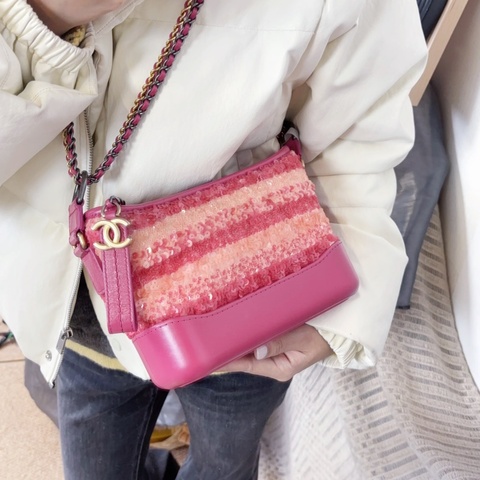 Chanel • Gabrielle 限量玫粉拼亮片流浪包 小號 🈶保卡