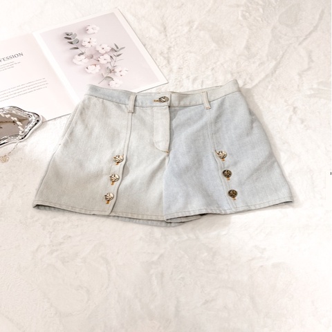 CHANEL淺色水洗牛仔短褲