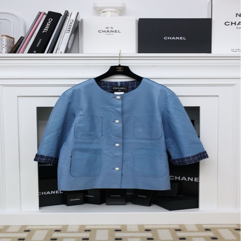 Chanel 13年春夏系列羊皮蓝色珍珠扣圆领四口袋皮衣外套