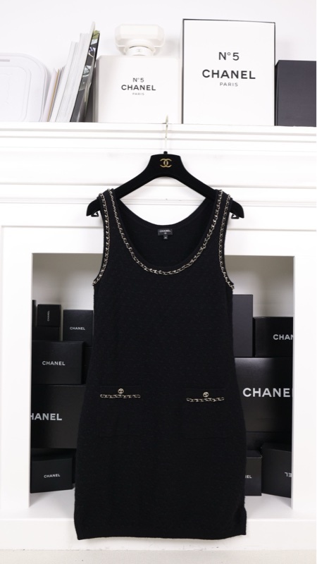 Chanel 23B黑金皮穿链滚边两口袋针织背心连衣裙
