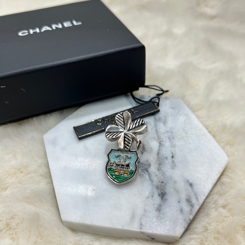 CHANEL 四葉草琺瑯盾牌胸針 IA693
