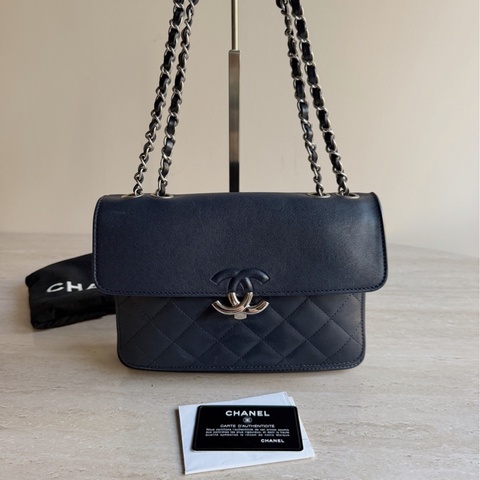 Chanel香奈兒古巴系列海軍藍銀扣郵差包 25開 底長25cm