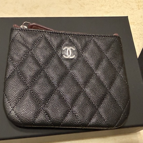 Chanel 黑色銀扣一字拉鏈包（荔枝牛皮）