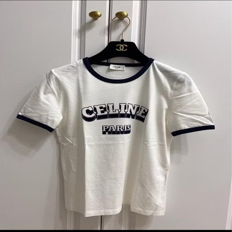 CELINE PARIS 麂皮立體Logo短T｜白色學院風滾邊設計｜附購證影本
