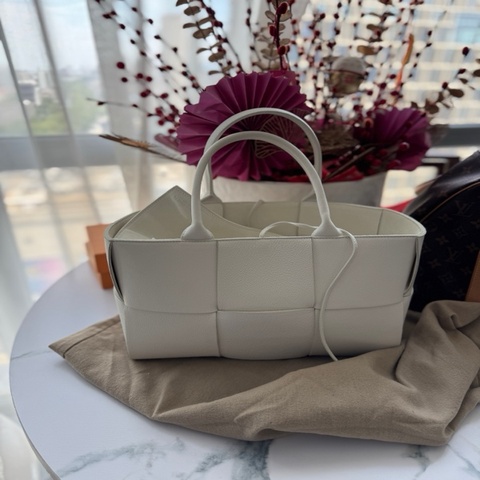 葆蝶家 Bottega Veneta  牛皮革 尺寸13*20*7