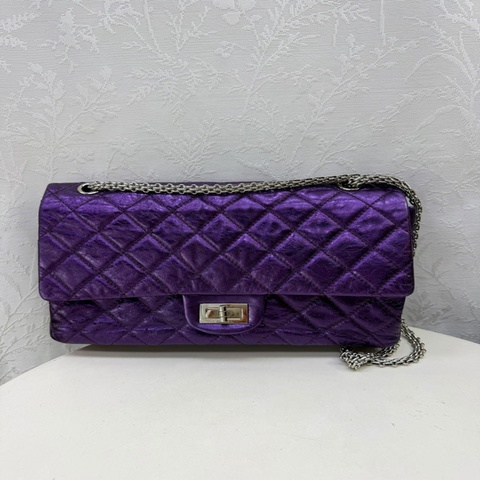 這是 Chanel 2.55 金屬紫色牛皮菱格紋包