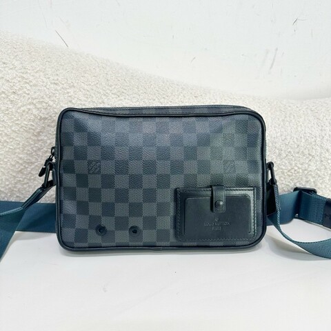Louis Vuitton 郵差包黑色棋盤格搭配藍色寬肩帶