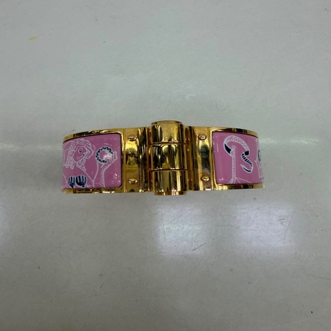 這款是 Hermès (愛馬仕) 的 Charniere 系列琺瑯手環