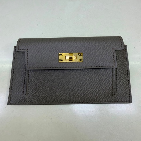 這是一款 Hermès 的 Kelly Pocket Compact 錢包