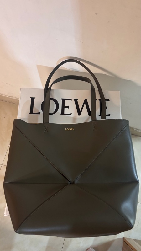 LOEWE Puzzle Fold Medium Leather Tote Bag (Khaki) 亮面小牛皮托特包綠色