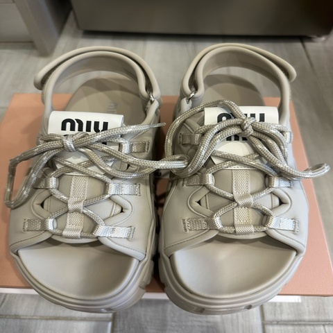 MIU MIU 灰白色 緞萊卡輕彈布料厚底涼鞋 輕巧大底不厚重