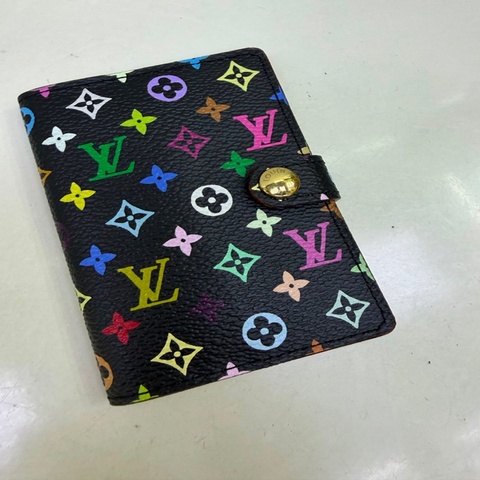 這是 Louis Vuitton 的 Monogram Multicolor Carnet de Bal 迷你記事本