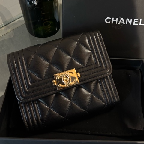 Chanel黑金羊皮Boy短夾