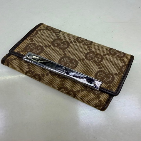 這款 Gucci 鑰匙包採用經典的 GG Canvas 帆布材