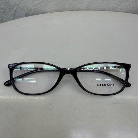 這是一副黑色框的 CHANEL 平光眼鏡