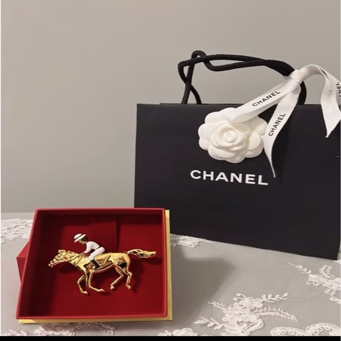 CHANEL 香奈兒 《全新》2026 VIC 新年限定禮物｜金色賽馬胸針 收藏逸品✨