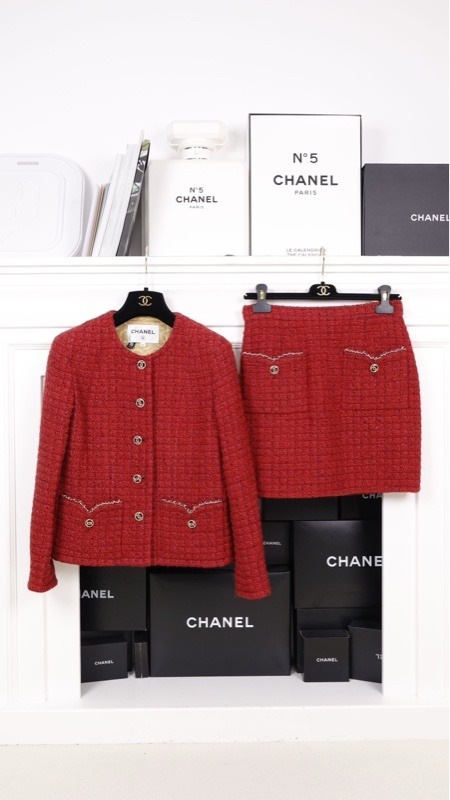 Chanel 23B秀款浆果红金扣两口袋外套半裙套装