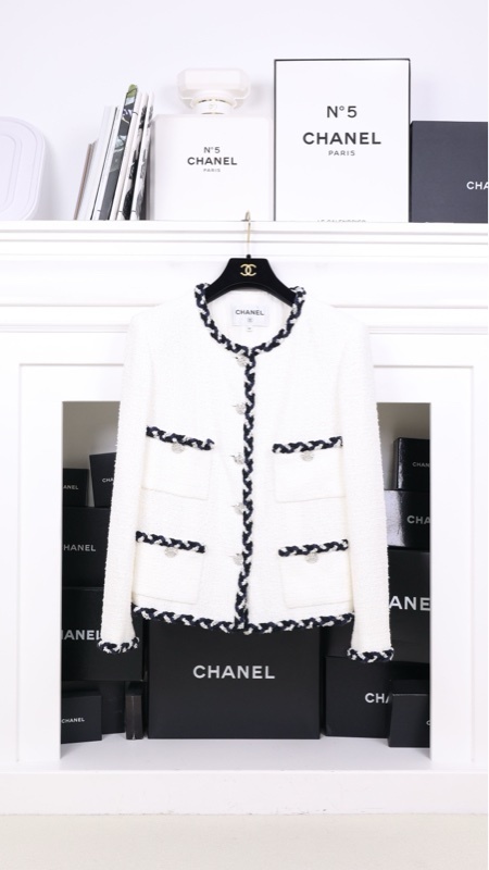 Chanel 23C早春度假系列秀款黑白滚边钻扣四口袋外套