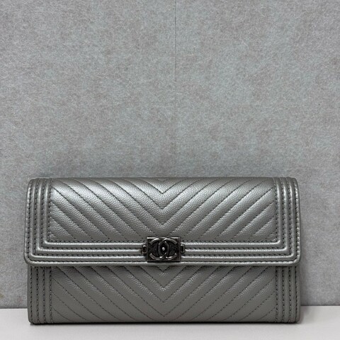 Chanel Boy V紋銀色長款翻蓋錢包