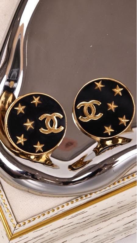 Chanel 黑金CC星星图案圆形耳夹