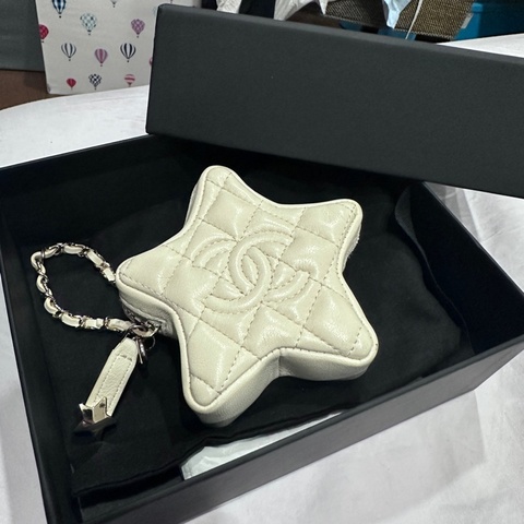 全新Chanel 2025/26 CRUISE 星星迷你包吊飾 淡米色