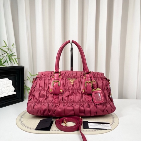 【千金公主風👸🏻辣妹必備🔥超級便宜✨】馬卡龍色系 Prada 尼龍褶皺手提包  機車包