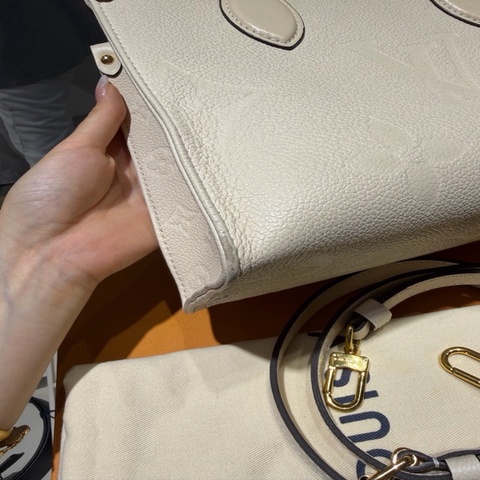 Louis Vuitton 路易威登 onthego 小號奶油白壓紋粒面牛皮革  尺寸：25 x 19 x 11.5   附件：塵袋 盒子。
