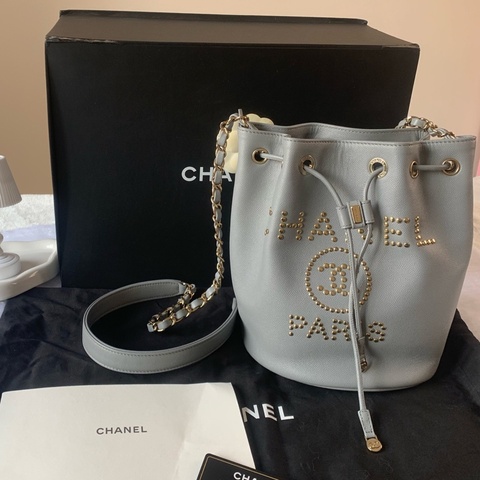 香奈兒 Chanel 水桶包 單肩斜挎包 霧灰荔枝皮 冷感鉚釘 雙C標誌 尺寸23.0 × 20 × 16.0  29開