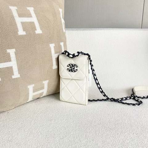 【威選精品｜CHANEL 19 Bag 直式手機包】