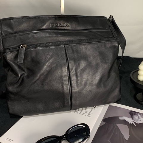 普拉達Prada 黑色男士 純皮單肩款 牛皮  尺寸 35x 8 x 32