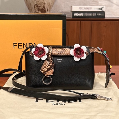 【威選精品｜FENDI By The Way 限量版花朵蛇皮手柄肩背斜背包】