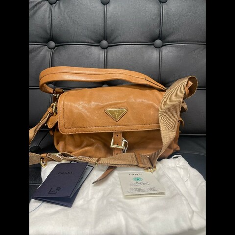 Prada 普拉達 Explore焦糖色小羊皮郵差包