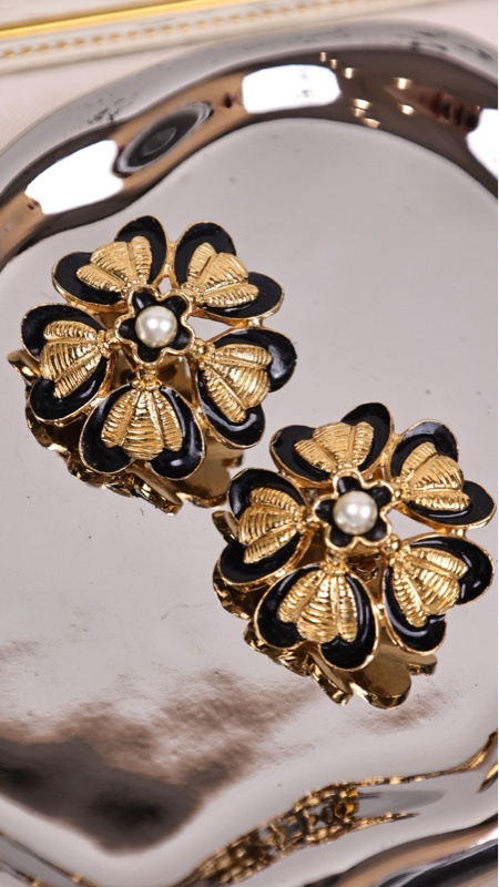 Chanel 黑金花花珍珠耳夹