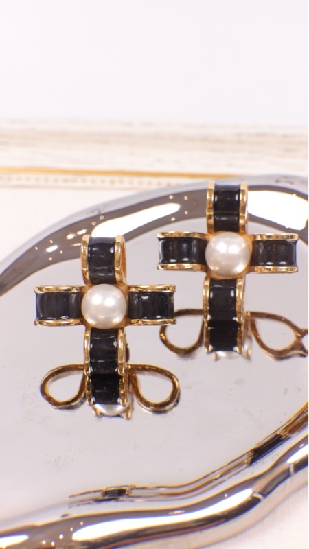 Chanel 黑金法郎十字珍珠耳夹