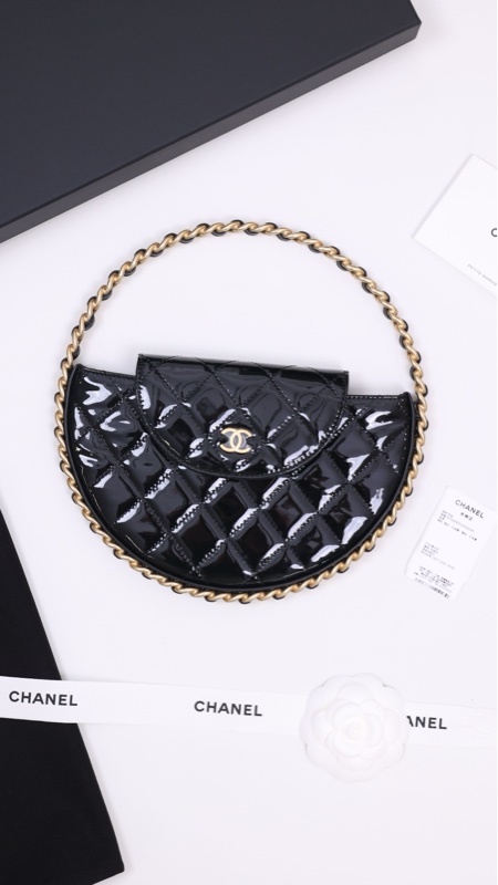Chanel 23K秋冬黑金漆皮格纹皮穿链呼啦圈手拿包