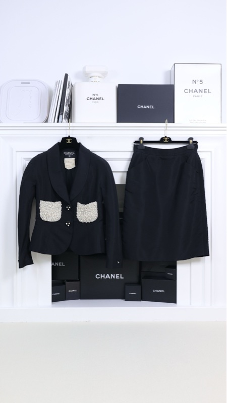 Chanel 90年秀款黑色翻领珍珠两口袋外套半裙套装FR40 23.6
