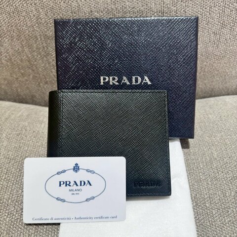 PRADA Saffiano立體LOGO防刮牛皮對開短夾